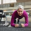 Frau macht Krafttraining im Alter