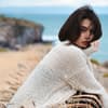Frau in selbst gestricktem Cardigan