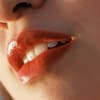 Frau mit Lip Tint von dm auf den Lippen