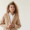 Model im gestrickten Long Cardigan