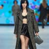 Model trägt die Slingballerinas von Ganni auf dem Runway