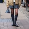 Frau trägt Mary Jane Ballerinas