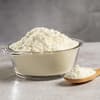 Proteinpulver in einer Glasschale