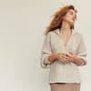 Model mit gestricktem V-Pullover von Lana Grossa