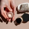 Frau sucht die richtige Concealer-Farbe
