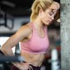 Frau beim Sport hat Beschwerden