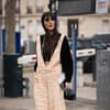 Frau im eleganten Dungaree-Streetstyle