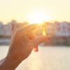Vitamin D Kapsel zwischen den Fingern