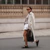 Frau in Ugg Sandalen