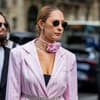 Fashion-Week-Besucherin mit Ansteckblume als Halsschmuck