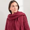 Model mit ausgefallenem Pullover von Lana Grossa