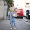 Aylin Koenig trägt Barrel Jeans im Streetstyle