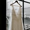 Brautkleid mit Spitze an einem Bügel
