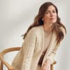 Model in gestricktem Zickzack-Cardigan von Lana Grossaa