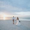 Braut und Bräutigam bei einer Elopement Hochzeit am Strand