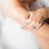 Frau wäscht Arm in Badewanne