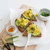 Veganes Rührei auf Vollkornbrot 