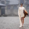 Gili Biegun trägt ein minimalistisches Kleid im Streetstyle 