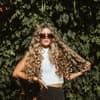 Frau mit langen Haaren Locken