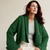 Model mit einfach gestrickter Jacke von Lana Grossa