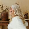 Frau mit welligen Haaren