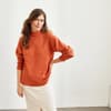 Model im gestricktem Lochmuster-Pullover