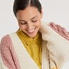 Model in pink, weiß, gelbem Long Cardigan von Lana Grossa