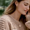 Model mit Oversized-Jacke von Lala Berlin x Lana Grossa