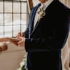 Hochzeitspaar beim Ringwechsel