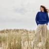 Model mit Pullover mit Fledermausärmeln von Lana Grossa