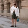Frau mit oversized Hemd und knielagen Shorts