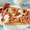 Rhabarber-Tarte mit Marzipan und Sahne