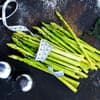 Grüner Spargel mit Maßband umwickelt
