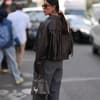Frau trägt Lederjacke mit Fransen im Streetstyle