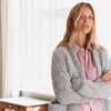 Model in Top-Down-Strickjacke von Lana Grossa