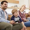 Familie schaut einen Film