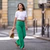 Frau trägt weißes T-Shirt und grüne Hose