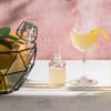 Frisch gemixter Cocktail mit Zitrone