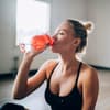 Frau trinkt aus einer Wasserflasche