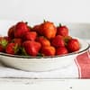 Frische Erdbeeren auf einem Teller