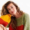 Model in bunt gestreiftem Pullover von Lana Grossa