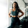 Frau in Sport-BH und Leggings