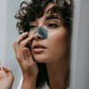 Frau mit einem Pore Strip auf der Nase