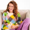 Model in buntem Strickpullover von Lana Grossa