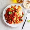 Selbst gemachte Ravioli mit Tomatensoße