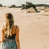 Frau mit spaziert am Strand