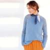 Model in eisblauem Raglanpullover mit Lochmuster