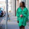 Frau trägt grünes Wickelkleid im Streetstyle 