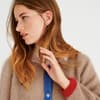 Model in bunter Raglanjacke von Lana Grossa