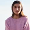 Model in hellrosa Strick-T-Shirt von Lana Grossa